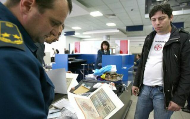 Таможенники Сибири выявили 233 недействительных разрешительных документа