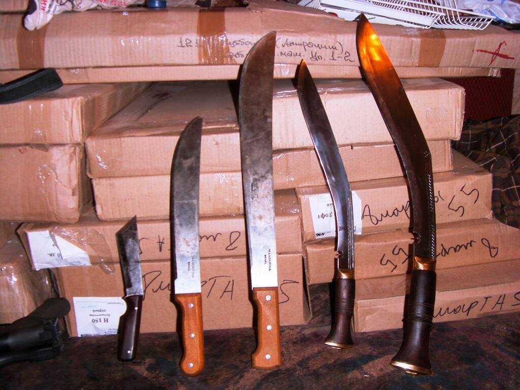 Колюще-режущая контрабанда на таможенном посту Казахстана.