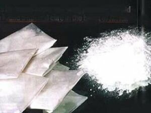 Китаянка пыталась провезти кокаин в консервных банках