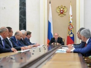 Путин требует создать в РФ мировой центр авиастроения