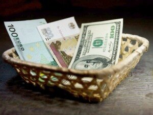 Центробанк сдвинул вверх на 5 коп границы валютного коридора