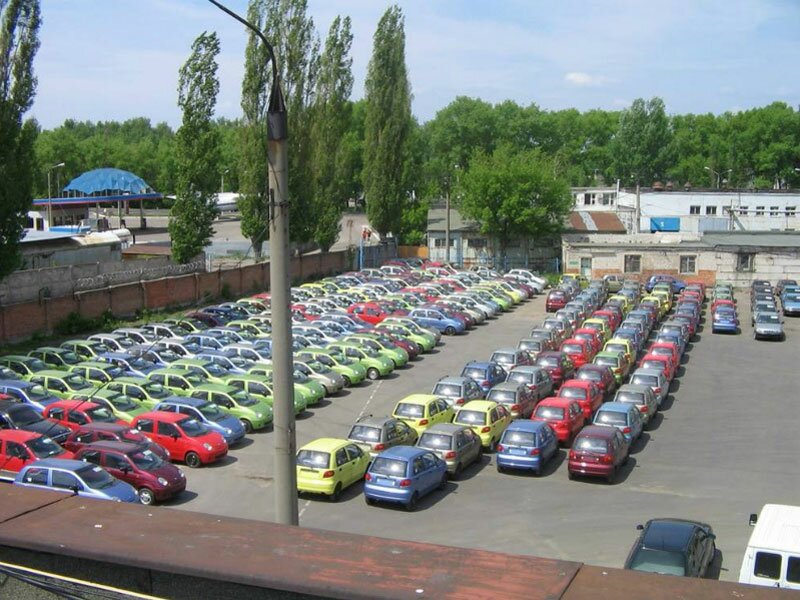 Автомобиль-путешественник прибывает на склад временного хранения