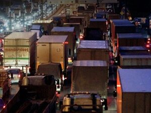 ГАИ ежедневно выписывает 10 тысяч штрафов за выезд грузовиков на МКАД