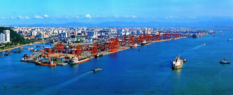 Таможенная служба порта Dongdu работает во время фестиваля Цинмин